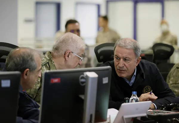 pence-kilic-harekatinda-hainlere-olum-yagiyor-bakan-akar-326-terorist-etkisiz-hale-getirildi-1669361732318.jpg Pençe-Kılıç harekatında hainlere ölüm yağıyor! Bakan Akar: 326 terörist etkisiz hale getirildi-6