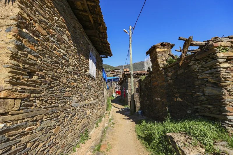 hayalet-koyde-sadece-3-evde-yasam-var-egenin-unutulan-cenneti-1776518122865.jpg Hayalet köyde sadece 3 evde yaşam var: Ege’nin unutulan cenneti-8