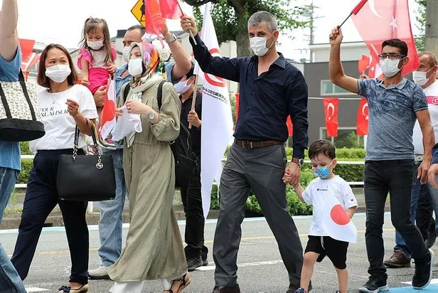 Japonya’da FETÖ’ye ait okulun önünde terör örgütü protestosu