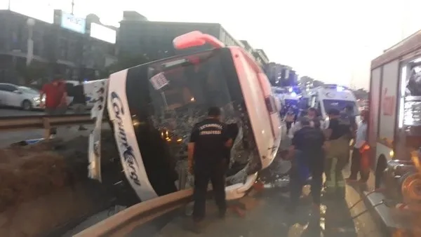 Son dakika: İstanbul Pendik'te feci kaza! Yolcu otobüsü yan yattı! Çok sayıda yaralı var-3