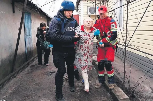 Rusya, Ukrayna’nın ikinci büyük liman kenti Mariupol’u kuşattı