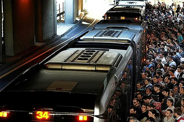 Edirnekapı'da metrobüs yolcuya çarptı