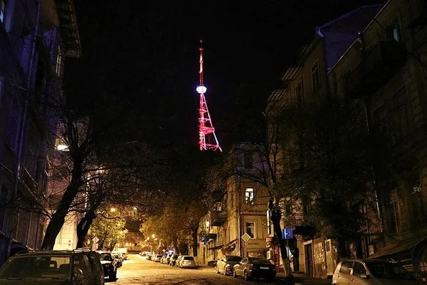 Gürcistan'daki Tiflis Kulesi Türk bayrağının renkleriyle ışıklandırıldı-1