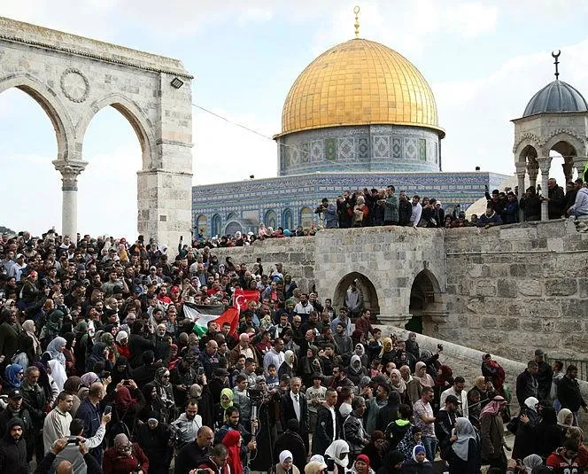 Mescid-i Aksa’da Türk bayrakları
