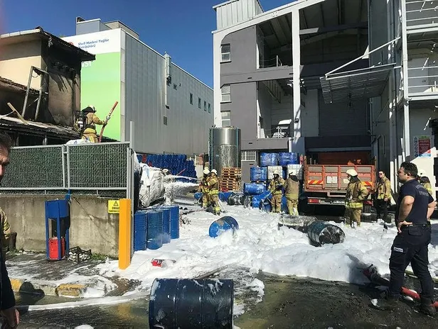 Son dakika: Tuzla'da bir fabrikada belirlenemeyen nedenle yangın çıktı!-3