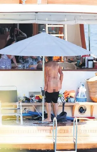 Sinan Çetin'den skandal olay! Çırılçıplak soyundu sosyal medya ayağa kalktı