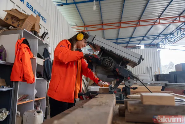 Tüm algıları yıktı! 27 yaşındaki ikiz annesi marangozlukla ailesini geçindiriyor - 3