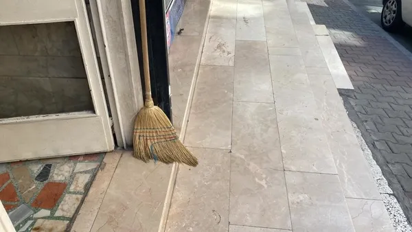 mecidiyekoyde-akil-almaz-anlar-supurgeyle-hirsizlari-kovalayip-kacirdi-1659015103527.jpg Mecidiyeköy’de akıl almaz anlar: Hırsızları süpürgeyle kovaladı-7