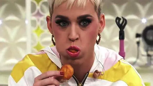 Katy Perry tavuk yerken boğuluyordu!-3