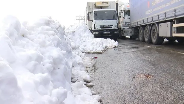 Hadımköy'de kar esareti sürüyor! TIR'lar yerlerinden kıpırdayamıyor