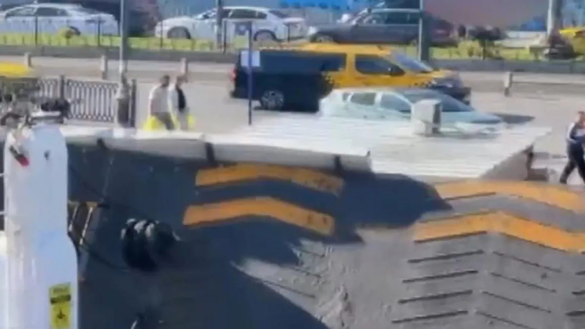 Sirkeci'de vapur iskeleye çarptı!