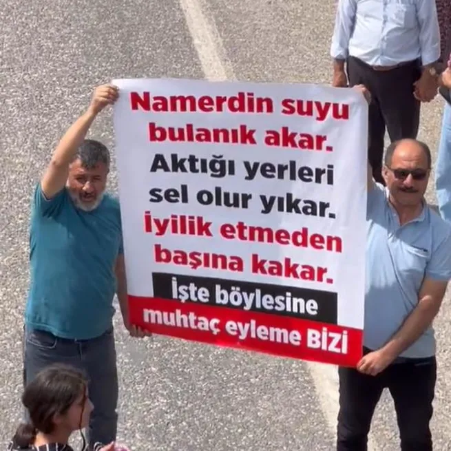 Başkan Erdoğanı karşılayan depremzedelerden CHPye sert tepki: Namerdin suyu bulanık akar böylesine muhtaç etme bizi