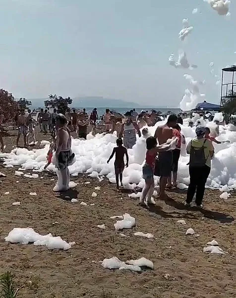 tum-uyarilari-hice-saydilar-sahilde-koronali-kopuk-partisi-1594033901449.jpg Tüm uyarıları hiçe saydılar! Sahilde koronalı köpük partisi...-1