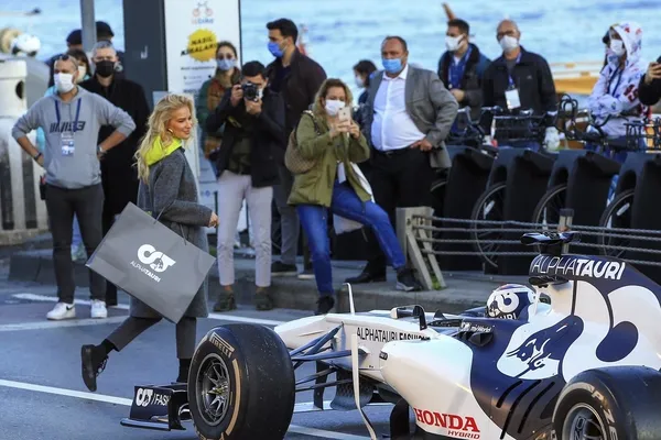 Güzel tanıtım! Burcu Esmersoy Formula 1 İstanbul Tanıtım Filmi çekimlerine katıldı-1