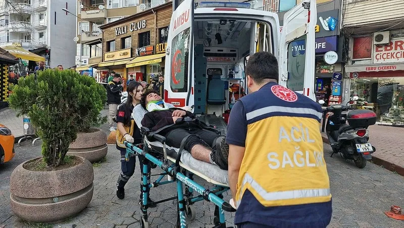 iki-motosikletli-kafa-kafaya-carpisti-o-anlar-kamerada-1712165367170.jpeg İki motosikletli kafa kafaya çarpıştı | O ANLAR KAMERADA-2