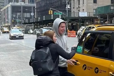 İntihar etmesin diye prens çıplak