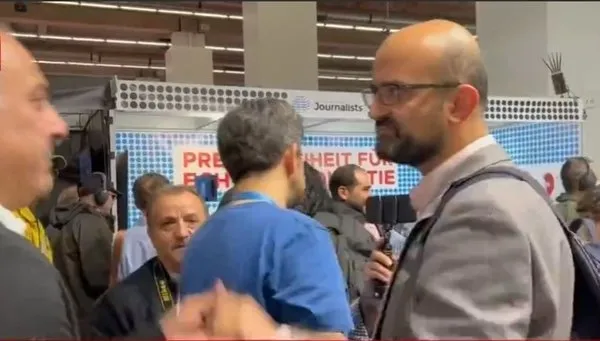 almanyada-fetocu-alcak-ercan-karakoyun-a-haber-muhabiri-ismail-erele-saldirdi-1666537867465.jpg Almanya’da FETÖ’cü alçak Ercan Karakoyun, A Haber muhabiri İsmail Erel'e saldırdı-5