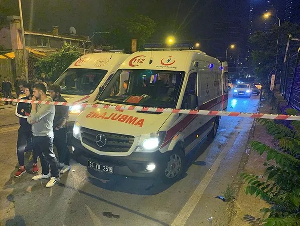 Kartal'da iki otomobil kafa kafaya çarpıştı: 8 ağır yaralı-3