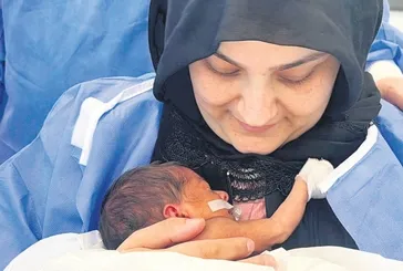 Ömer Asaf anne karnında omurga ameliyatı geçirdi, 30. haftada sağlıklı dünyaya geldi