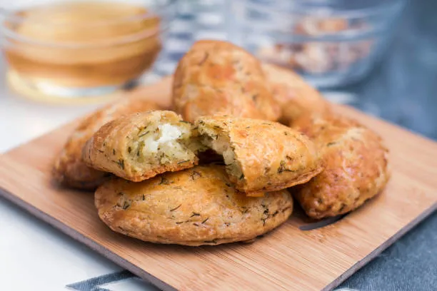 5-dakikada-mayasiz-kati-yagsiz-saglikli-dereotlu-pogaca-koksunu-alan-kapiniza-dayanacak-1697722071798.jpg 5 dakikada mayasız, katı yağsız sağlıklı dereotlu poğaça! Koksunu alan kapınıza dayanacak-2