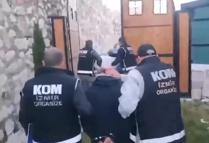 1712149761506.jpg İzmir'de dehşet verici olay: Motosikletten otomobile ateş açtılar-1