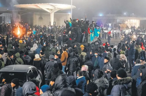 kazakistanda-gaz-fiyatlarini-bahane-ederek-baslatilan-gosterilerde-hukumetin-istifasina-ragmen-olaylar-buyuyor-1641499174395.jpeg Kazakistan'da gaz fiyatlarını bahane ederek başlatılan gösterilerde, hükümetin istifasına rağmen olaylar büyüyor-2