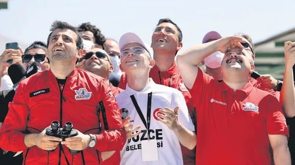 TEKNOFEST 2021 Roket Yarışması'nda gökyüzü şenlendi-1