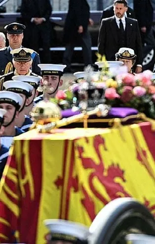 Prens Harry üniforma ile sadece tabutun başında 15 dakika nöbet tutabildi