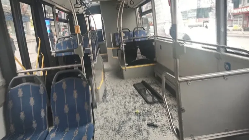 Son dakika: Esenyurt'ta İETT otobüsüne kamyonet çarptı-3