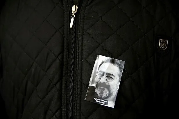 Sinema ve dizi oyuncusu Ayberk Pekcan son yolculuğuna uğurlandı-6