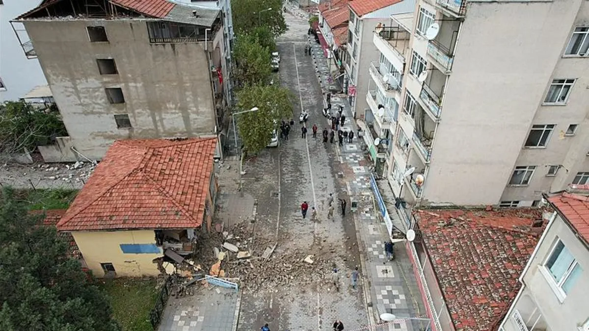 Sındırgı'daki artçı depremler sonrası ağır hasarlı bina kısmen çöktü!