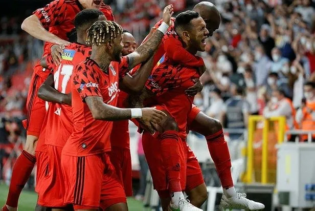 adim-adim-edin-dzeko-transferde-en-guclu-aday-besiktas-1623018463585.jpeg Adım adım Edin Dzeko! Transferde en güçlü aday Beşiktaş...-2