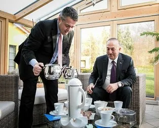Alman mevkidaşından Çavuşoğlu’na Türk çayı