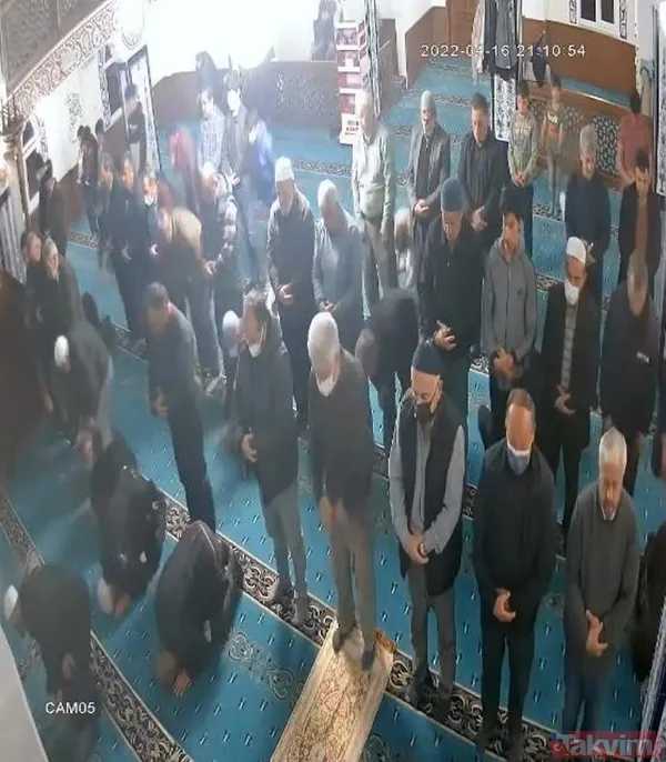 Camide teravih namazı kılarken kalp krizi geçirip hayatını kaybetti - 3