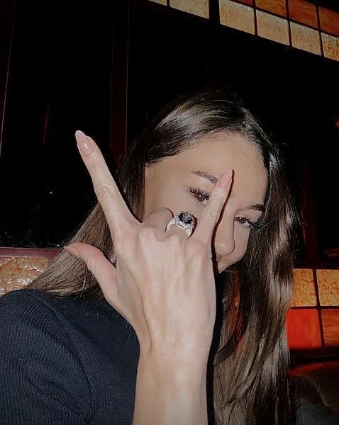 izlandada-sevgilisi-thor-saevarssonla-yilbasina-giren-dilan-cicek-deniz-turkiyeye-dondugune-pisman-oldu-1641495189937.jpeg Dilan Çiçek Deniz'in İzlanda tatilinin sonu kötü bitti! Türkiye'ye dönüşünde şoke eden sürpriz...-3