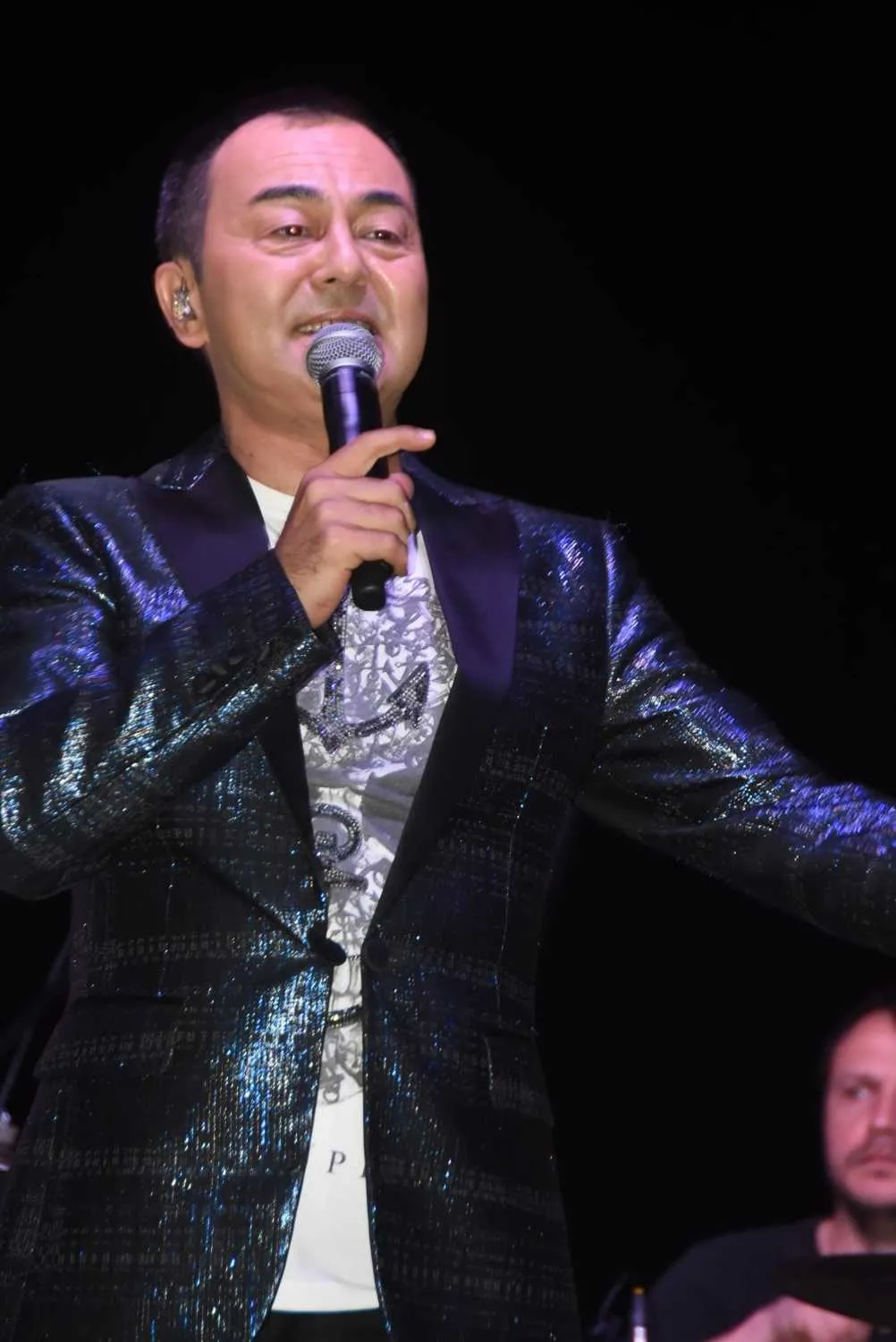 serdar-ortac-klip-cekiminde-zor-anlar-yasadi-30-gun-tedavi-1784613847771.jpeg MS hastalığıyla mücadele eden Serdar Ortaç klip çekiminde zorlandı: “30 gün hastanede tedavi gördüm”-4