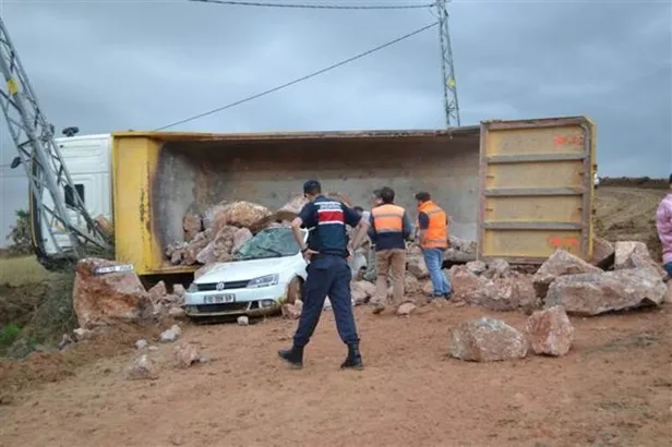 Balıkesir'in Susurluk ilçesinde feci ölüm! Kamyondan dökülen kayaların altında kaldı-1