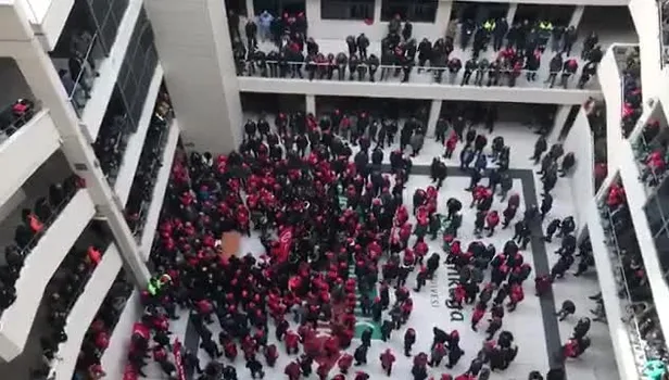 CHP'li Çankaya Belediyesi işçileri isyanda! Belediye binasını bastılar!