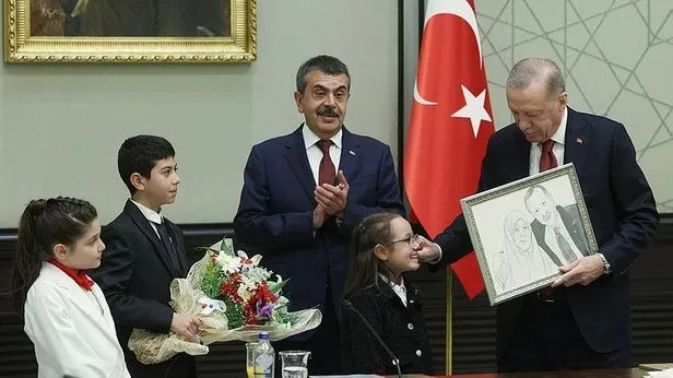 Başkan Erdoğana annesi Tenzile Erdoğan ile resmini hediye eden Buğlem Yılmaz konuştu: Çok mutlu oldu