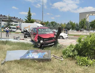 Bursa’da feci kaza! Otomobil durağa daldı