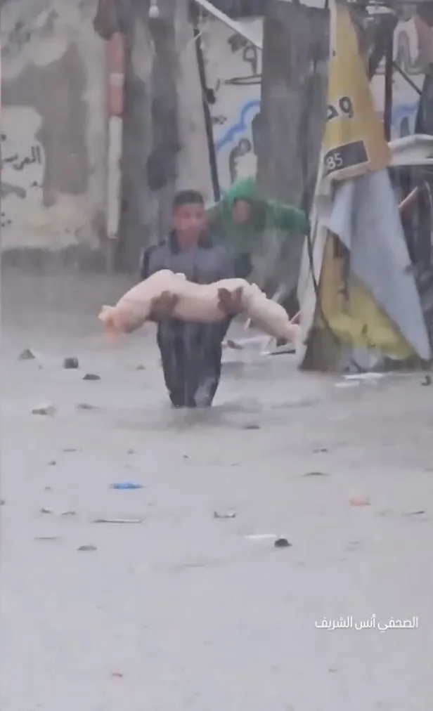 gazzeyi-bu-kez-sel-vurdu-yurekleri-parcalayan-anlar-selde-hayatini-kaybeden-kardesinin-cenazesini-tasidi-1702479296036.jpeg Gazze'yi bu kez sel vurdu! Yürekleri parçalayan anlar: Selde şehit olan kardeşinin cenazesini taşıdı-5