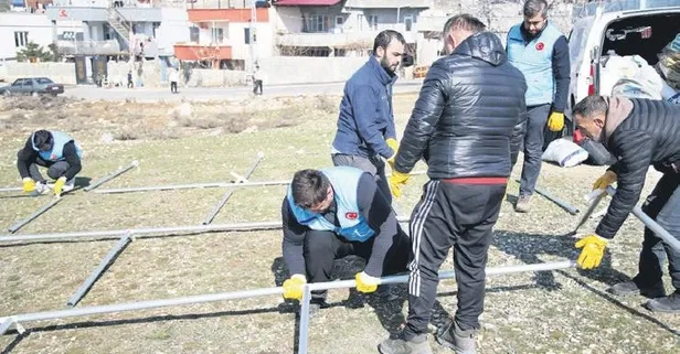 Milli güreşçi Rıza Kayaalp depremzedelerin yaralarını sarmak destek oluyor