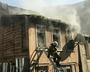 Beyoğlu’nda 2 katlı binada yangın