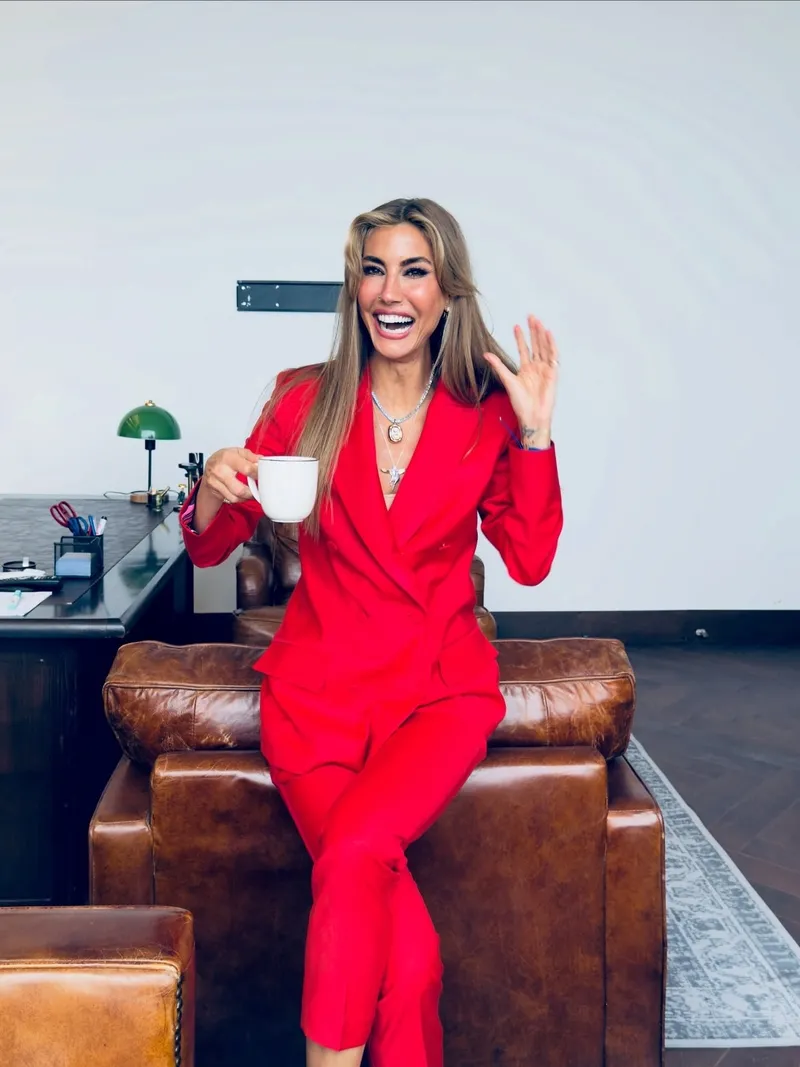 cagla-sikel-o-canta-alnimdan-doktugum-teri-hak-etmiyor-1773750341653.jpg Çağla Şıkel: O çanta alnımdan döktüğüm teri hak etmiyor!-3