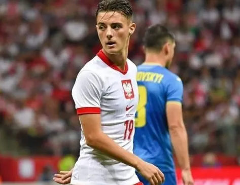 Kacper Urbanski yakın takipte