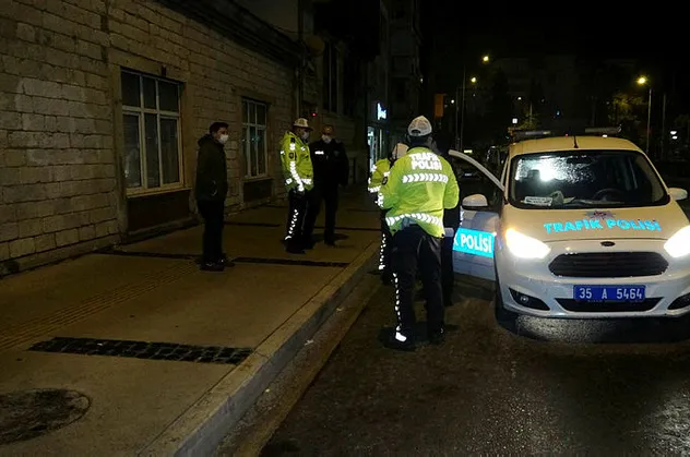 Önce ters yönde araç kullandı! Sonra polise direndi... Yer: İzmir
