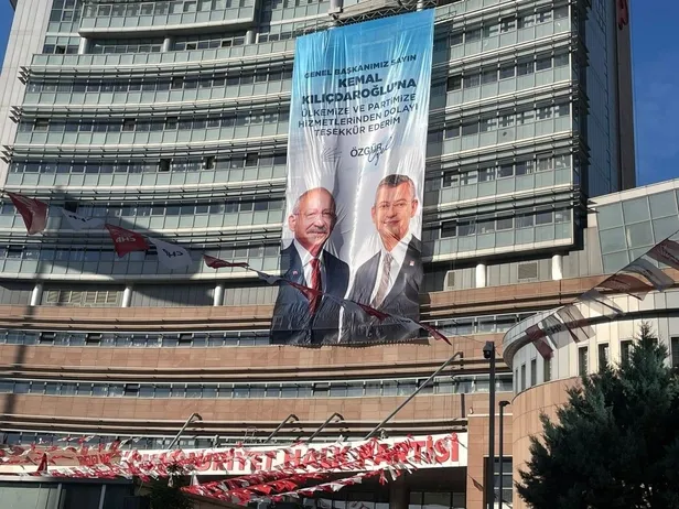 CHP Genel Başkanı Özgür Özel mazbatasını aldı... Kemal Kılıçdaroğlu genel merkez personeliyle vedalaştı... Mesaj dolu sözler-10