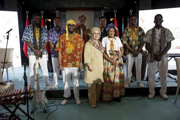 emine-erdogan-dunya-gonulluluk-gunu-kapsaminda-cumhurbaskanligi-kulliyesindeki-afrika-evi-programina-katildi-1670353285125.jpeg Emine Erdoğan, Dünya Gönüllülük Günü kapsamında Cumhurbaşkanlığı Külliyesi'ndeki Afrika Evi programına katıldı-2