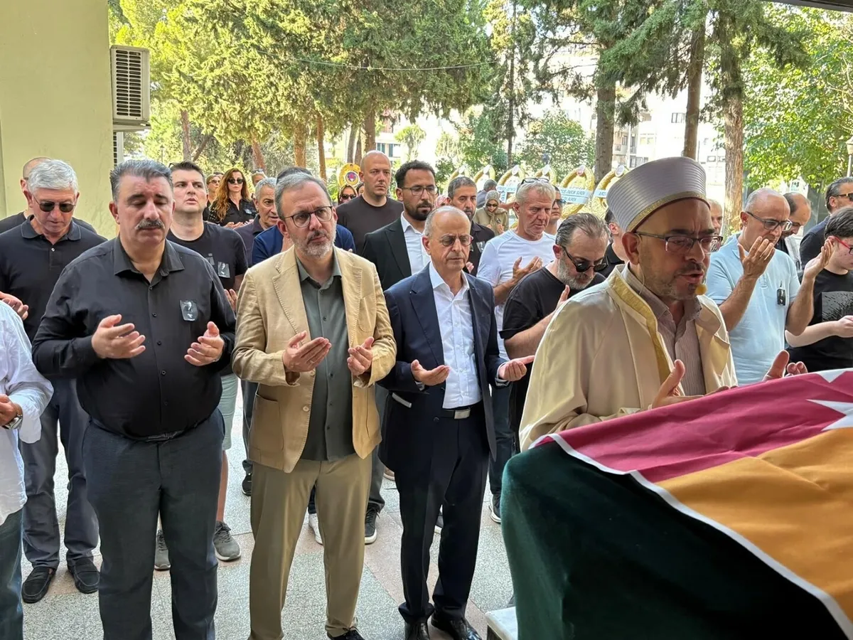 medya-ve-spor-camiasinin-aci-kaybi-aziz-ustel-yasamini-yitirdi-1784389507899.jpeg Medya ve spor camiasının acı kaybı: Aziz Üstel İzmir’de toprağa verildi-2