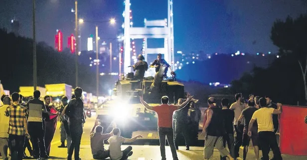 Kadını, erkeği, yaşlısı, genci sokaklara aktı! 15 Temmuz gecesi saat saat neler yaşandı?